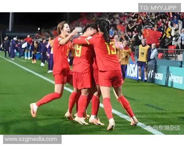 足球明星与小女孩的梦想之旅共同追逐绿茵场上的快乐与希望